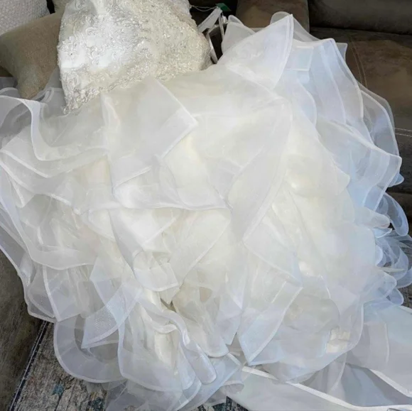 Wedding dress - Picture 4 of 6